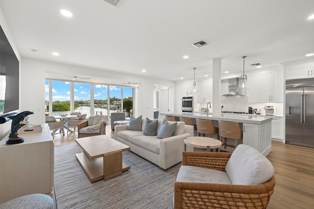 En Venta: $3,699,000 (3 camas, 2 baños, 2466 Pies cuadrados)