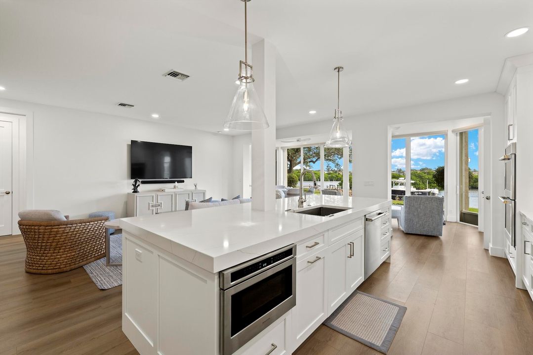 En Venta: $3,699,000 (3 camas, 2 baños, 2466 Pies cuadrados)