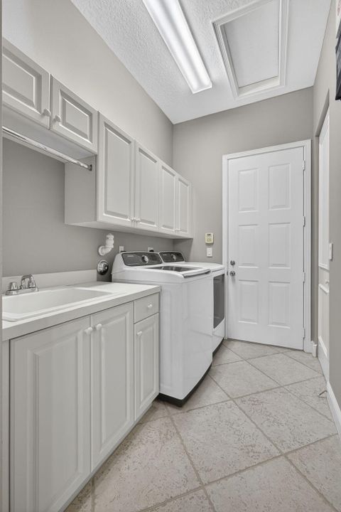 На продажу: $1,325,000 (6 спален, 5 ванн, 4112 Квадратных фут)