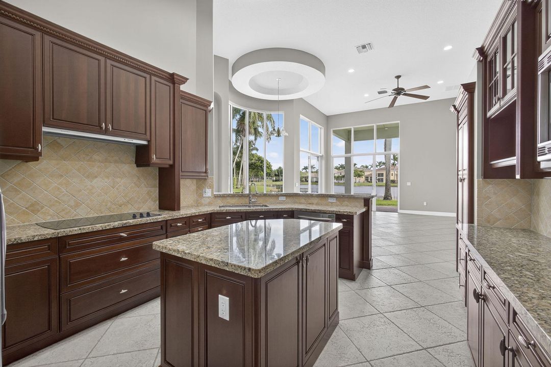 На продажу: $1,325,000 (6 спален, 5 ванн, 4112 Квадратных фут)