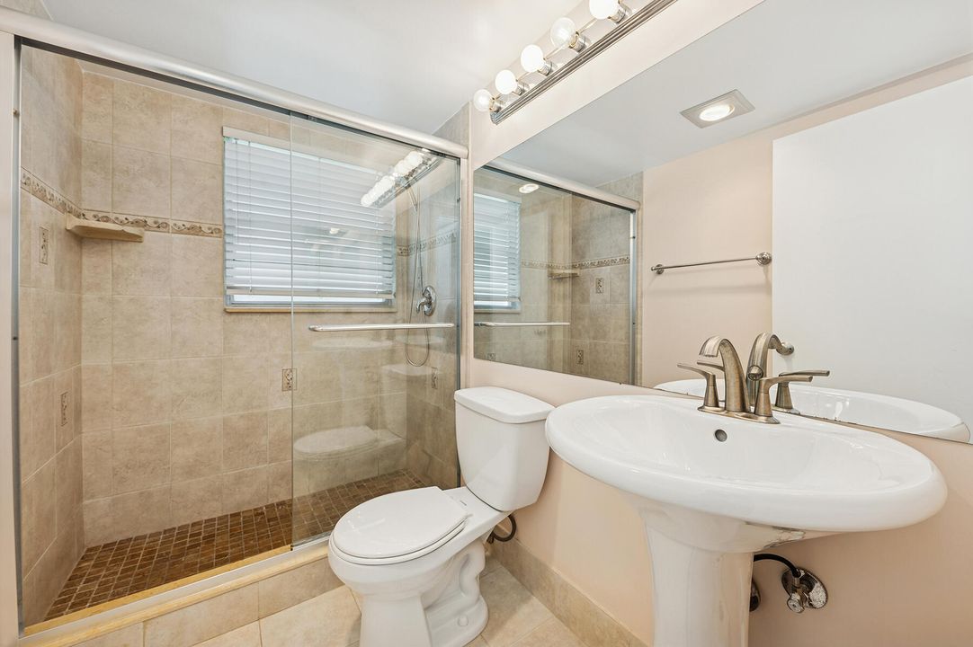 合同活跃: $94,999 (2 贝兹, 1 浴室, 840 平方英尺)