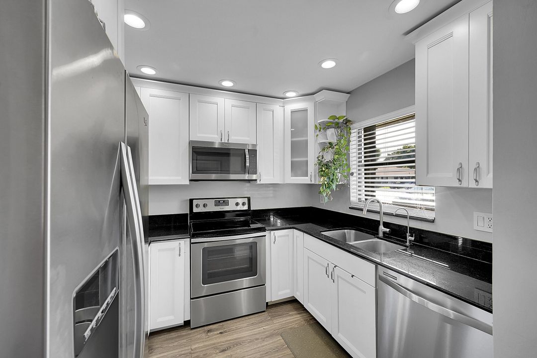 Active With Contract: $245,000 (2 beds, 2 baths, 998 Square Feet)