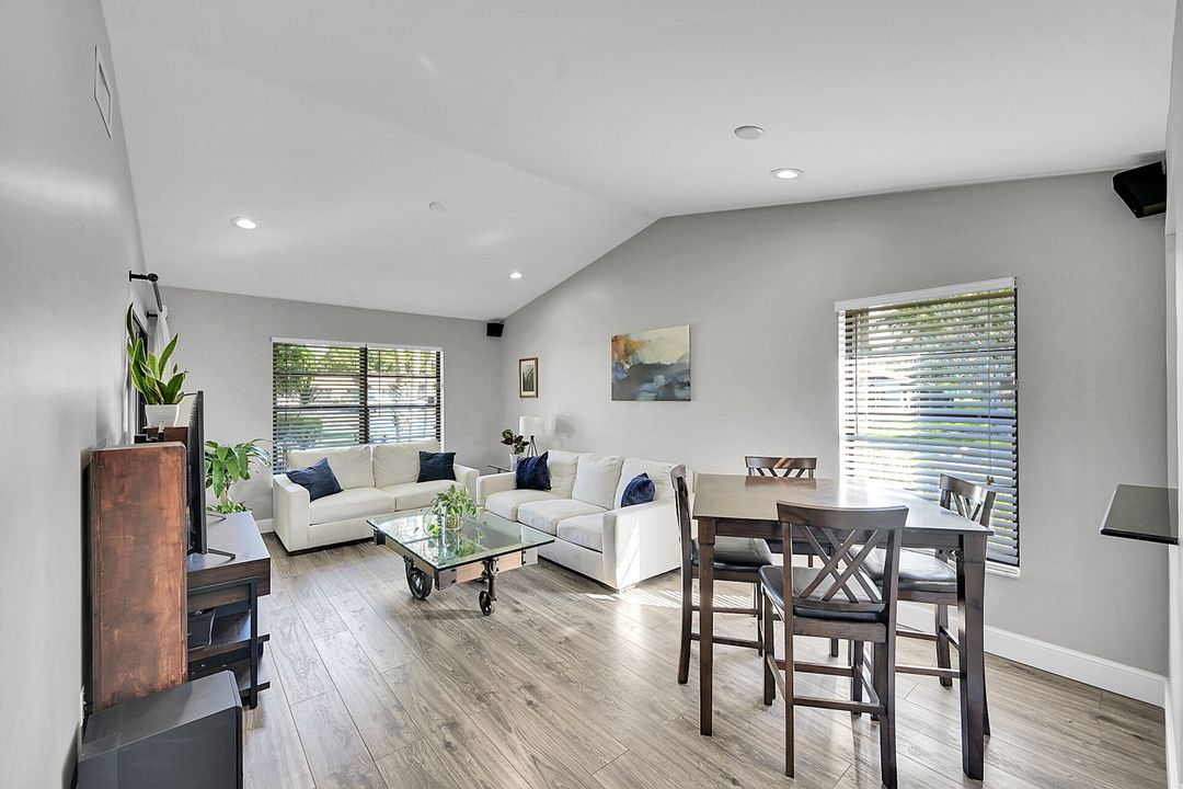 Active With Contract: $245,000 (2 beds, 2 baths, 998 Square Feet)