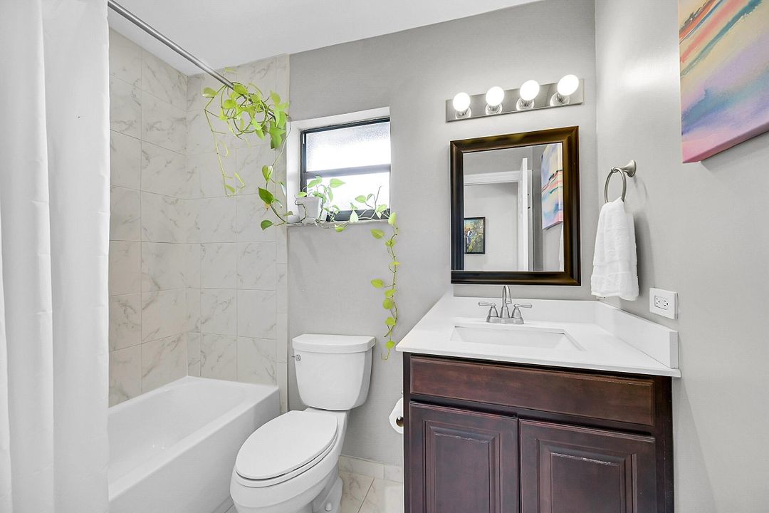 Active With Contract: $245,000 (2 beds, 2 baths, 998 Square Feet)