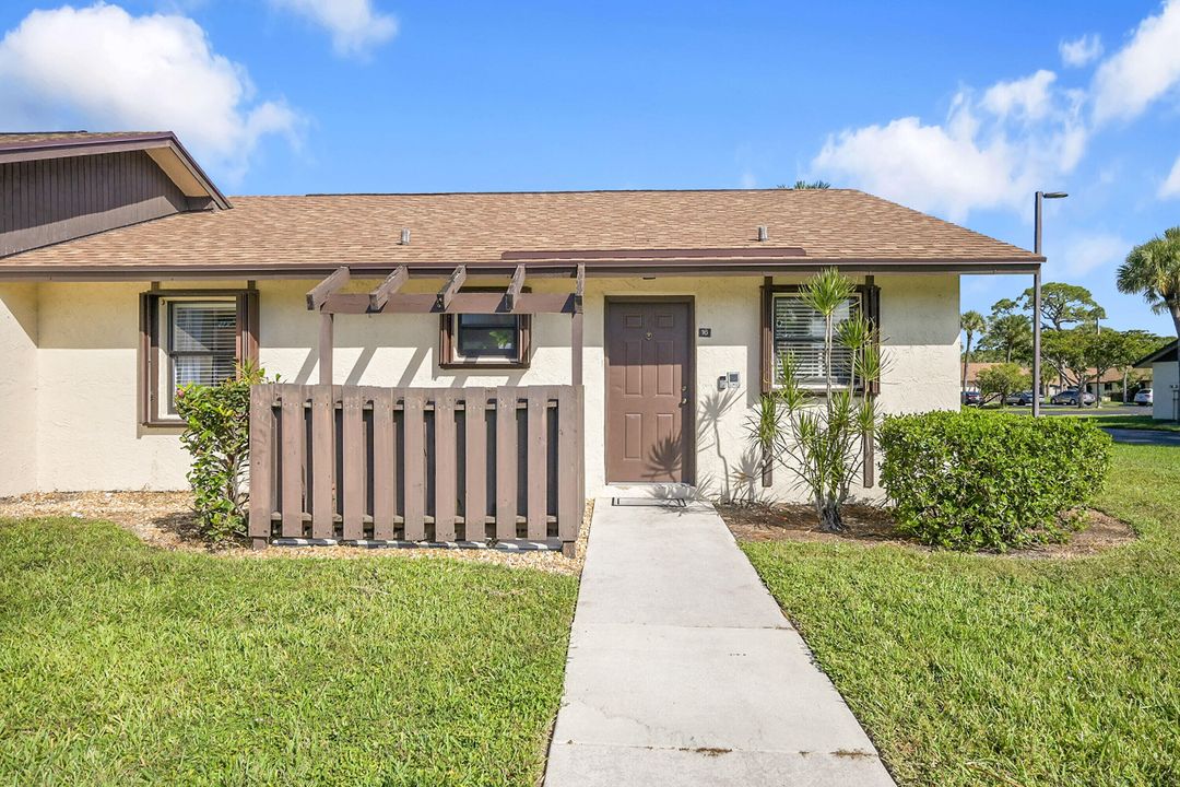 Active With Contract: $245,000 (2 beds, 2 baths, 998 Square Feet)