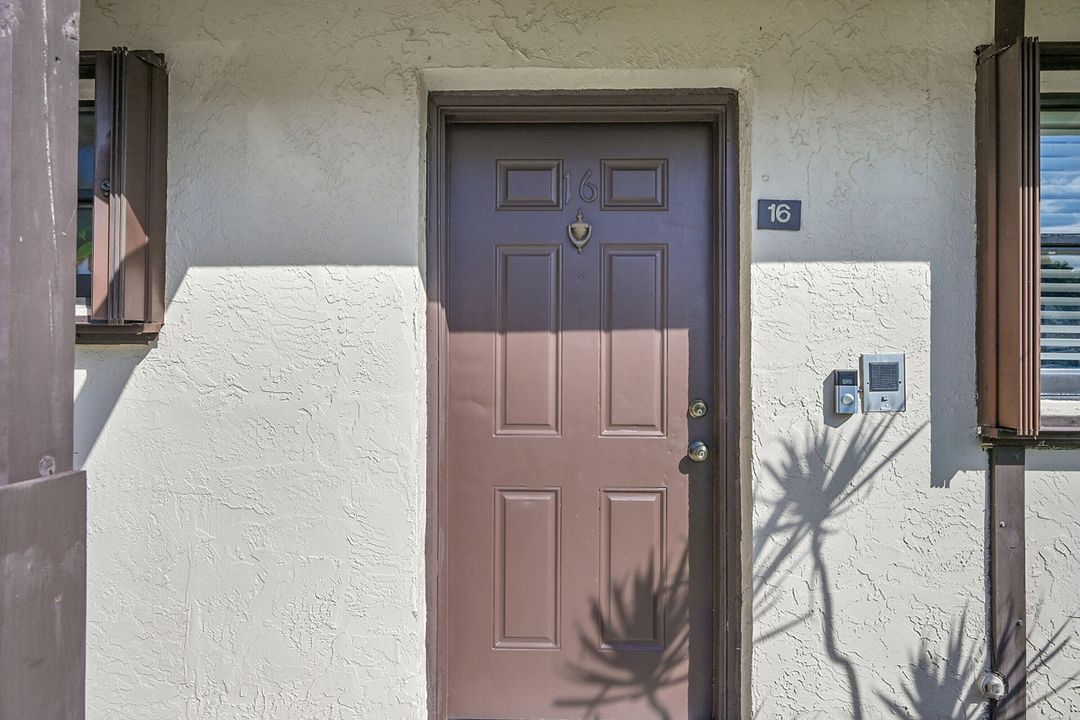 Active With Contract: $245,000 (2 beds, 2 baths, 998 Square Feet)