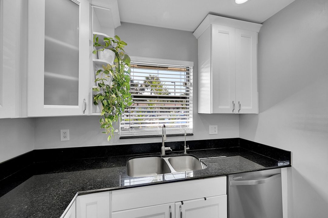 Active With Contract: $245,000 (2 beds, 2 baths, 998 Square Feet)