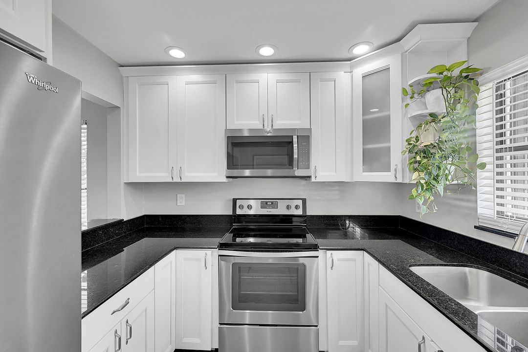 Active With Contract: $245,000 (2 beds, 2 baths, 998 Square Feet)