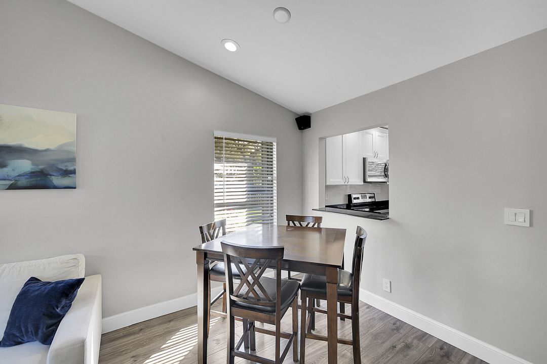 Active With Contract: $245,000 (2 beds, 2 baths, 998 Square Feet)