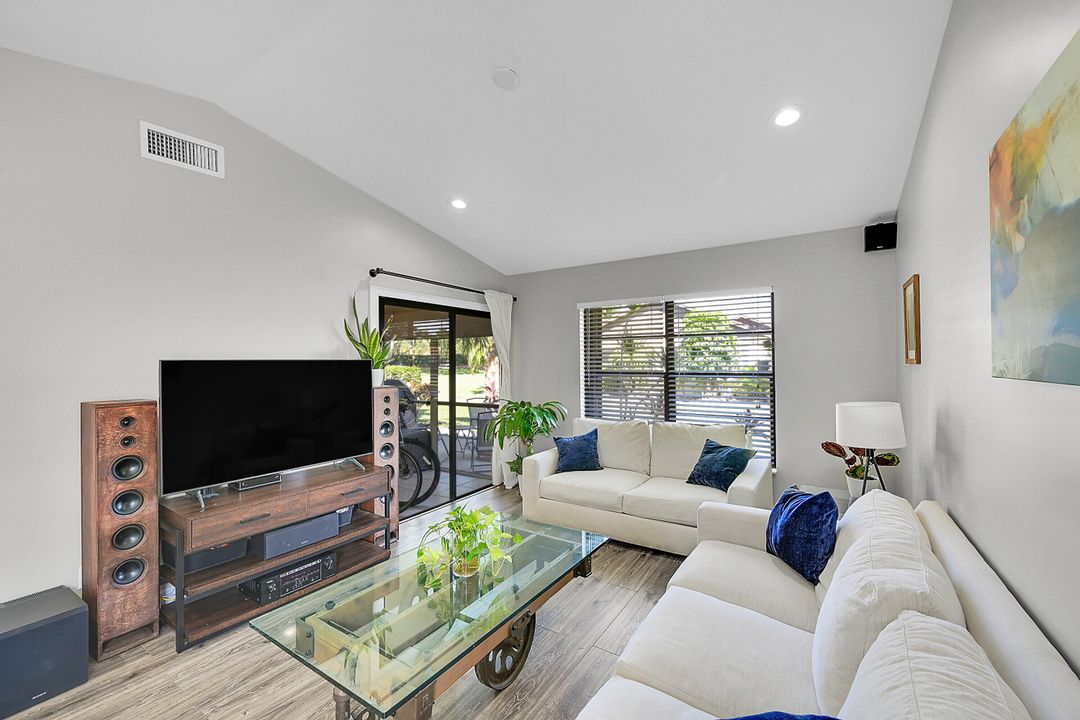 Active With Contract: $245,000 (2 beds, 2 baths, 998 Square Feet)