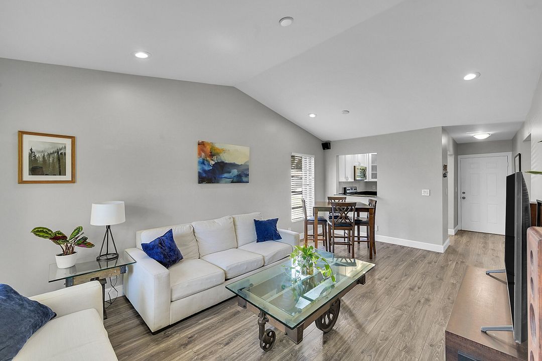 Active With Contract: $245,000 (2 beds, 2 baths, 998 Square Feet)