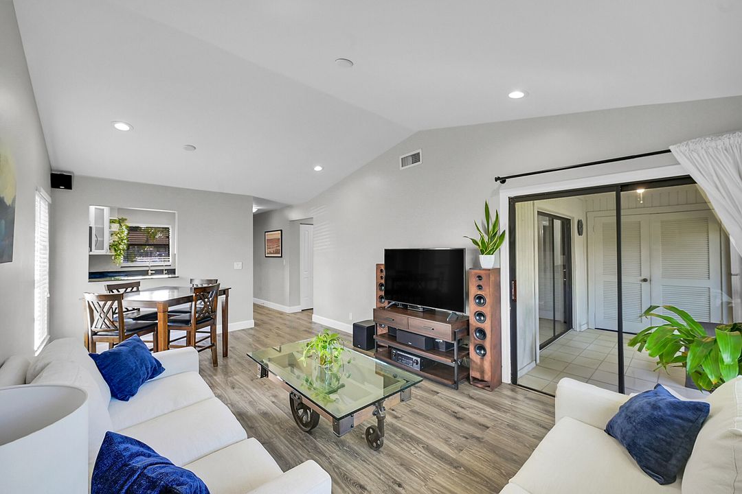 Active With Contract: $245,000 (2 beds, 2 baths, 998 Square Feet)