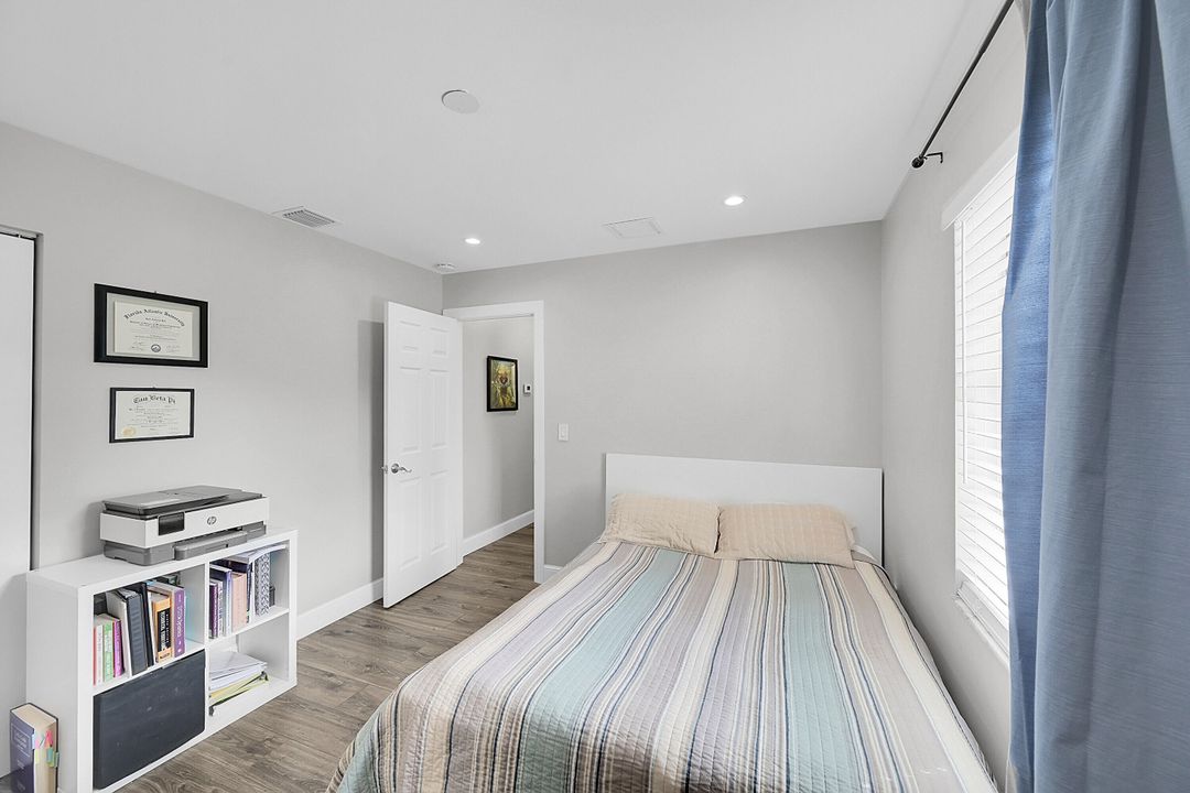 Active With Contract: $245,000 (2 beds, 2 baths, 998 Square Feet)