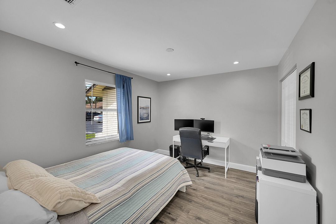 Active With Contract: $245,000 (2 beds, 2 baths, 998 Square Feet)