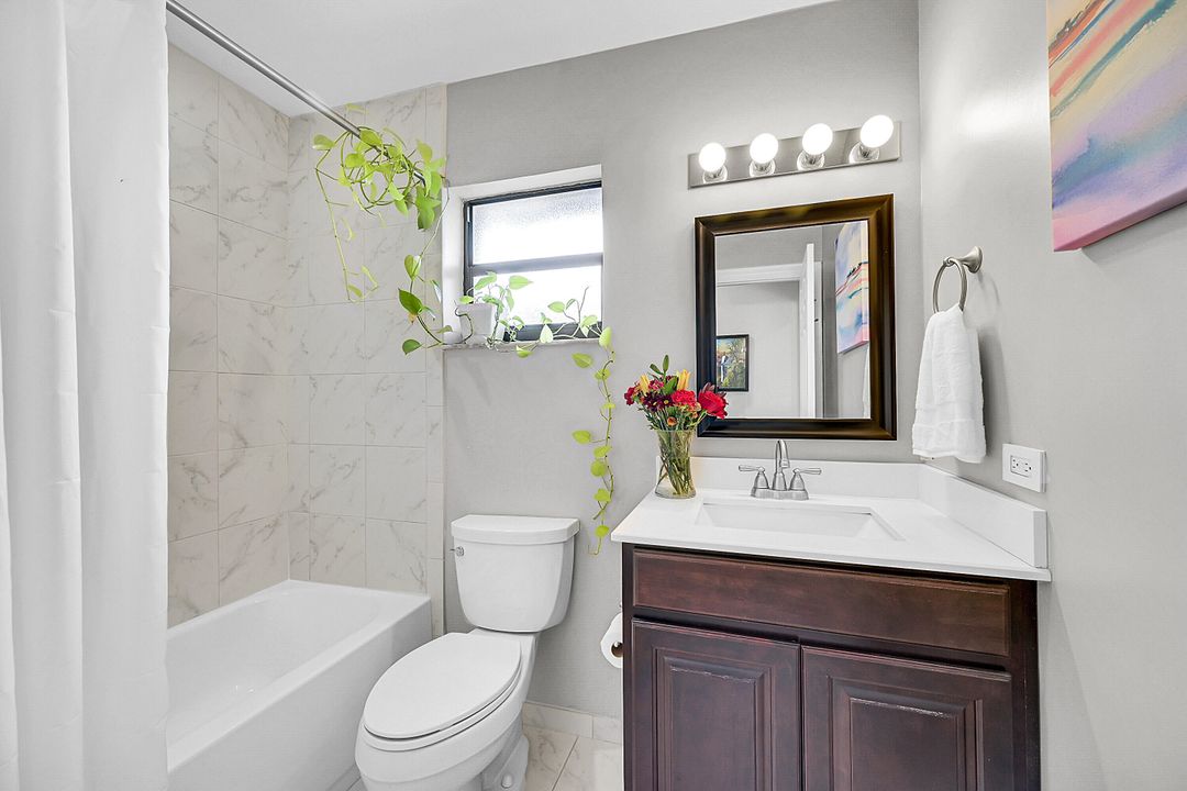 Active With Contract: $245,000 (2 beds, 2 baths, 998 Square Feet)