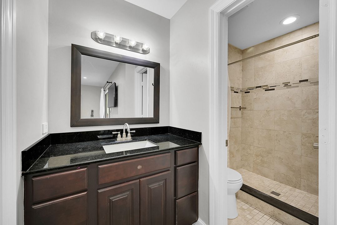 Active With Contract: $245,000 (2 beds, 2 baths, 998 Square Feet)