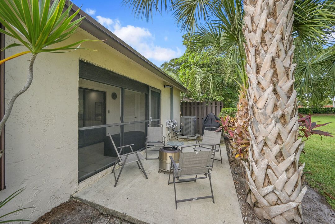 Active With Contract: $245,000 (2 beds, 2 baths, 998 Square Feet)