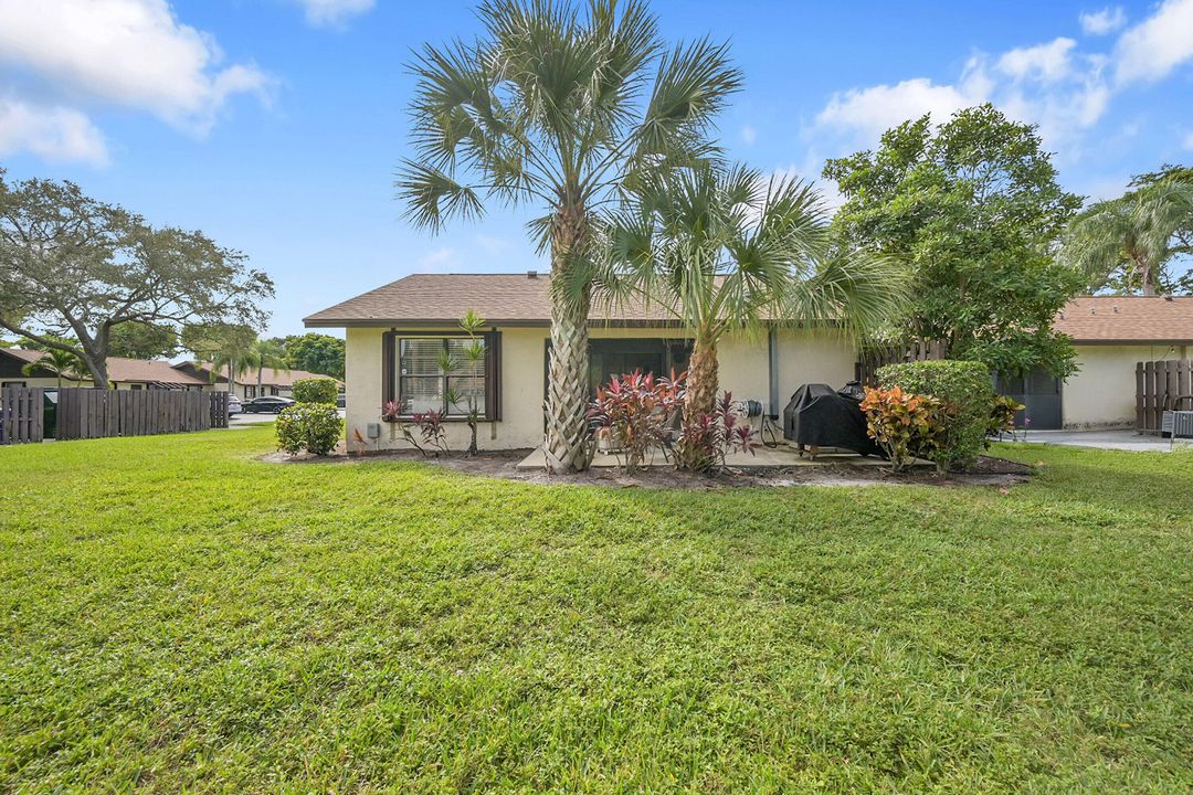 Active With Contract: $245,000 (2 beds, 2 baths, 998 Square Feet)