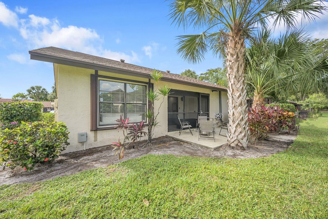 Active With Contract: $245,000 (2 beds, 2 baths, 998 Square Feet)