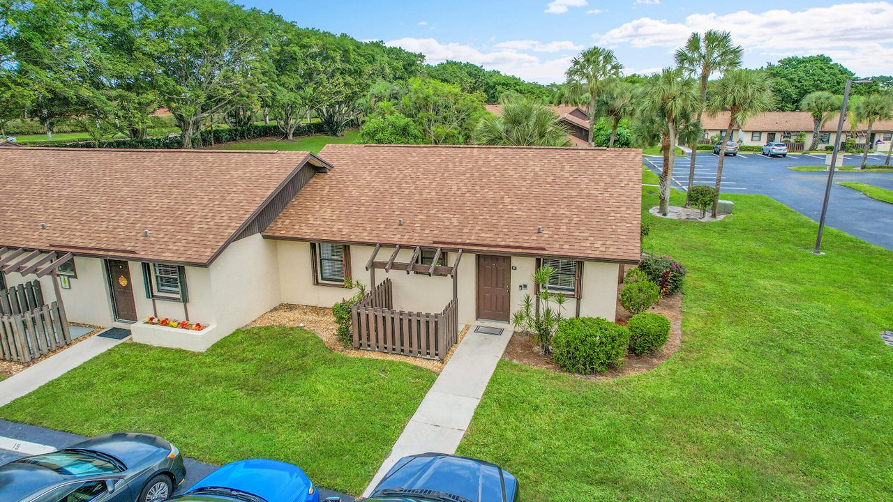 Active With Contract: $245,000 (2 beds, 2 baths, 998 Square Feet)