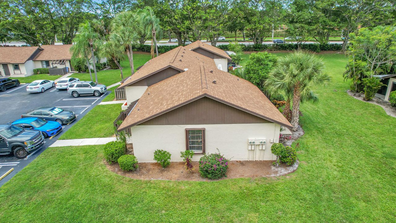 Active With Contract: $245,000 (2 beds, 2 baths, 998 Square Feet)