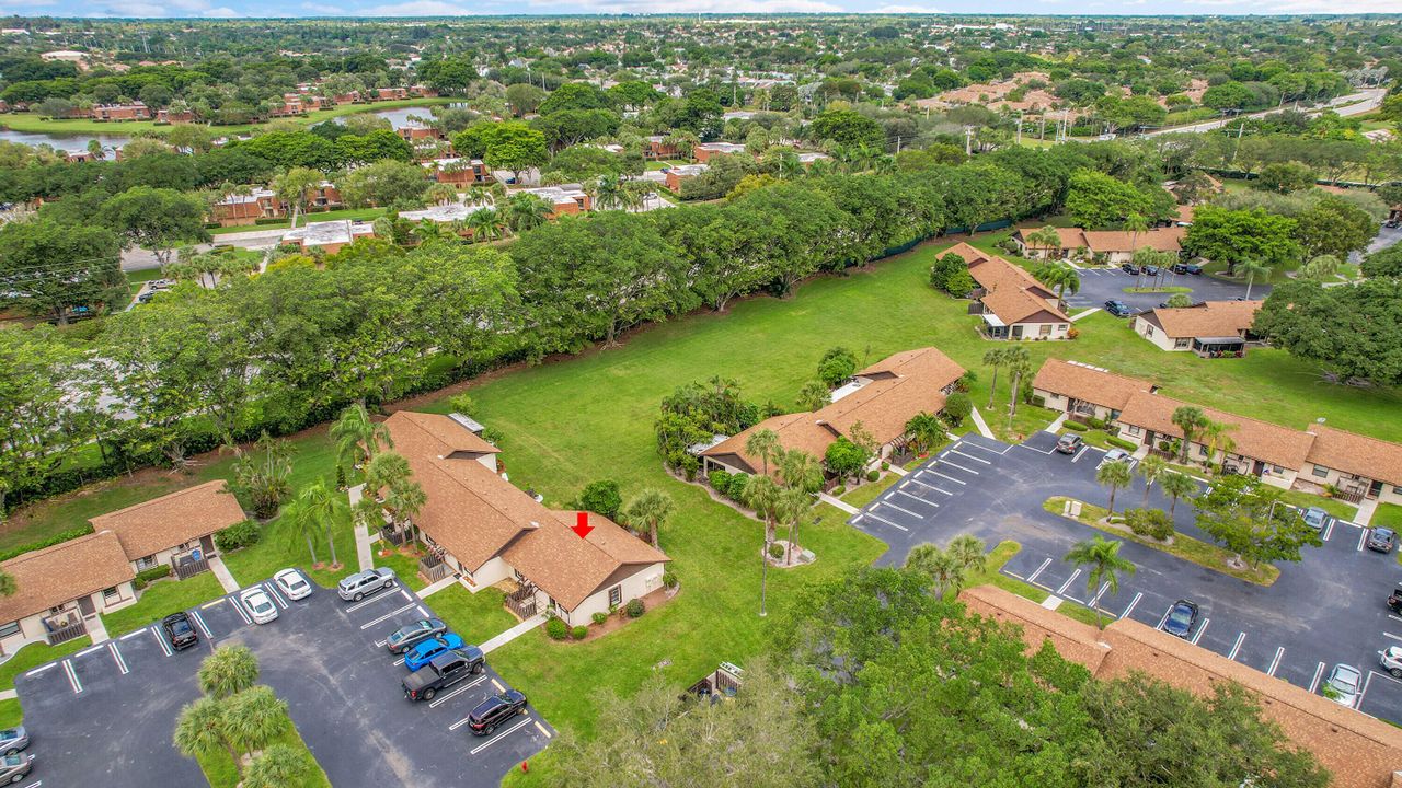 Active With Contract: $245,000 (2 beds, 2 baths, 998 Square Feet)