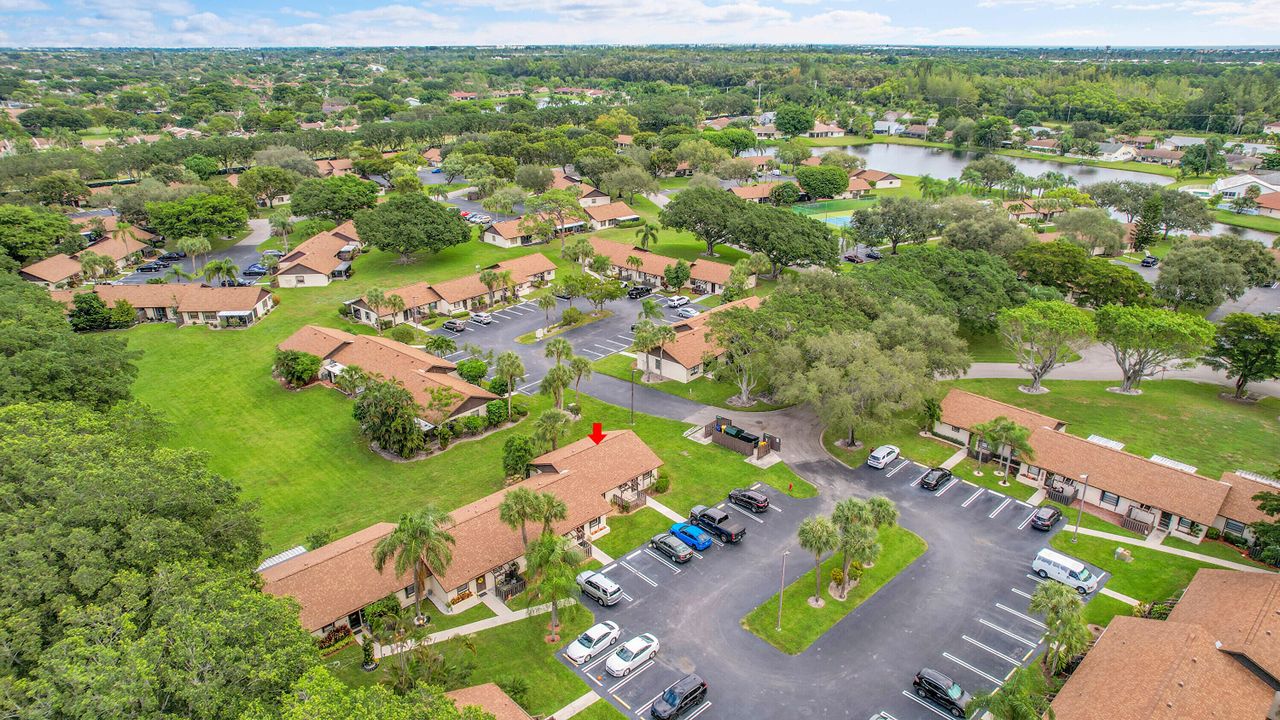 Active With Contract: $245,000 (2 beds, 2 baths, 998 Square Feet)