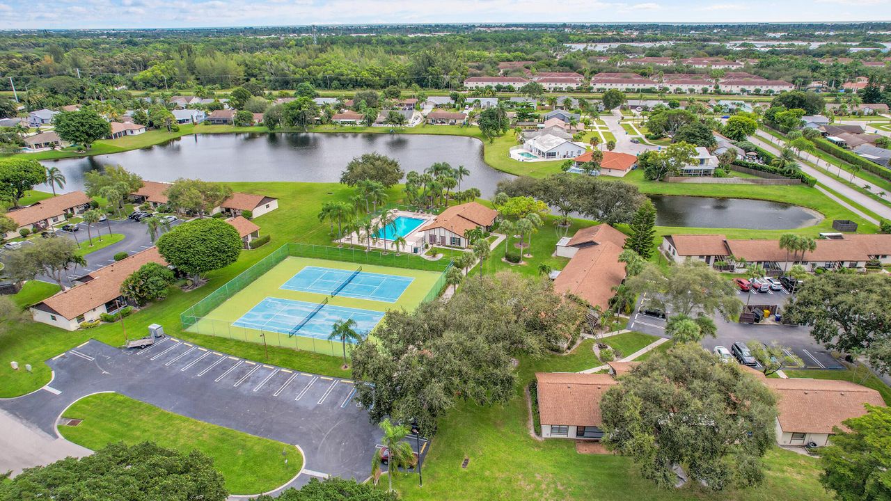 Active With Contract: $245,000 (2 beds, 2 baths, 998 Square Feet)