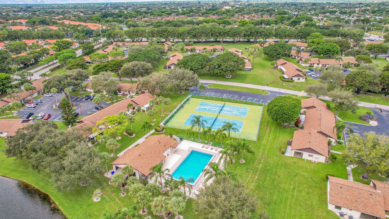 Active With Contract: $245,000 (2 beds, 2 baths, 998 Square Feet)