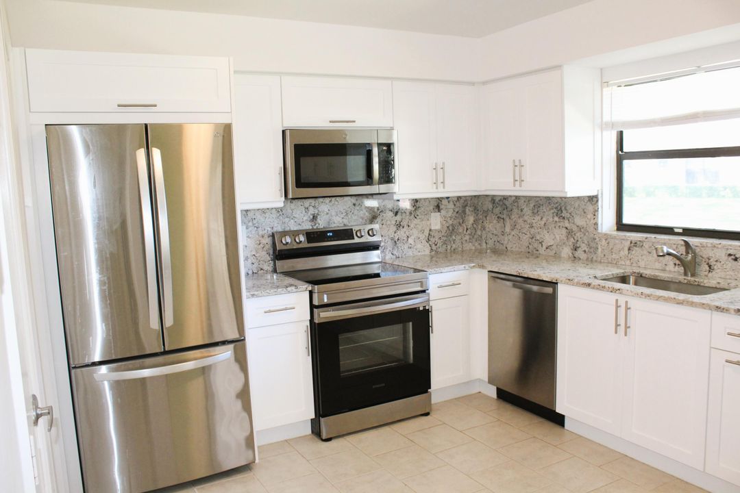 Active With Contract: $2,300 (2 beds, 2 baths, 1404 Square Feet)