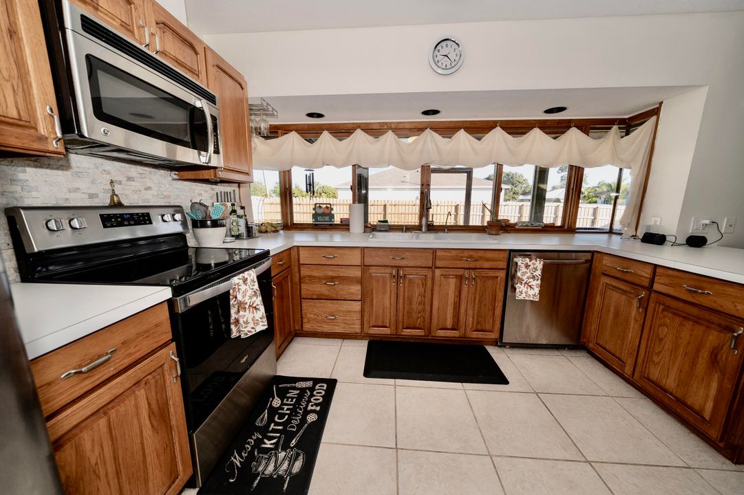 Active With Contract: $379,900 (3 beds, 2 baths, 1597 Square Feet)