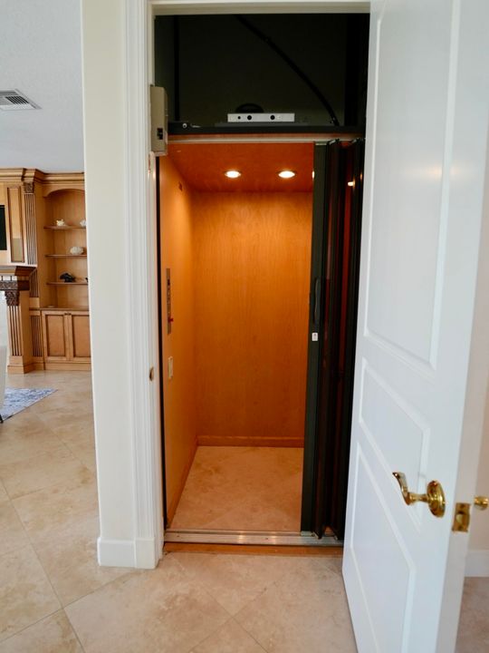 En Venta: $3,995,000 (5 camas, 4 baños, 3947 Pies cuadrados)