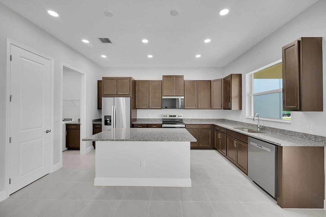 Activo con contrato: $3,200 (3 camas, 2 baños, 1700 Pies cuadrados)