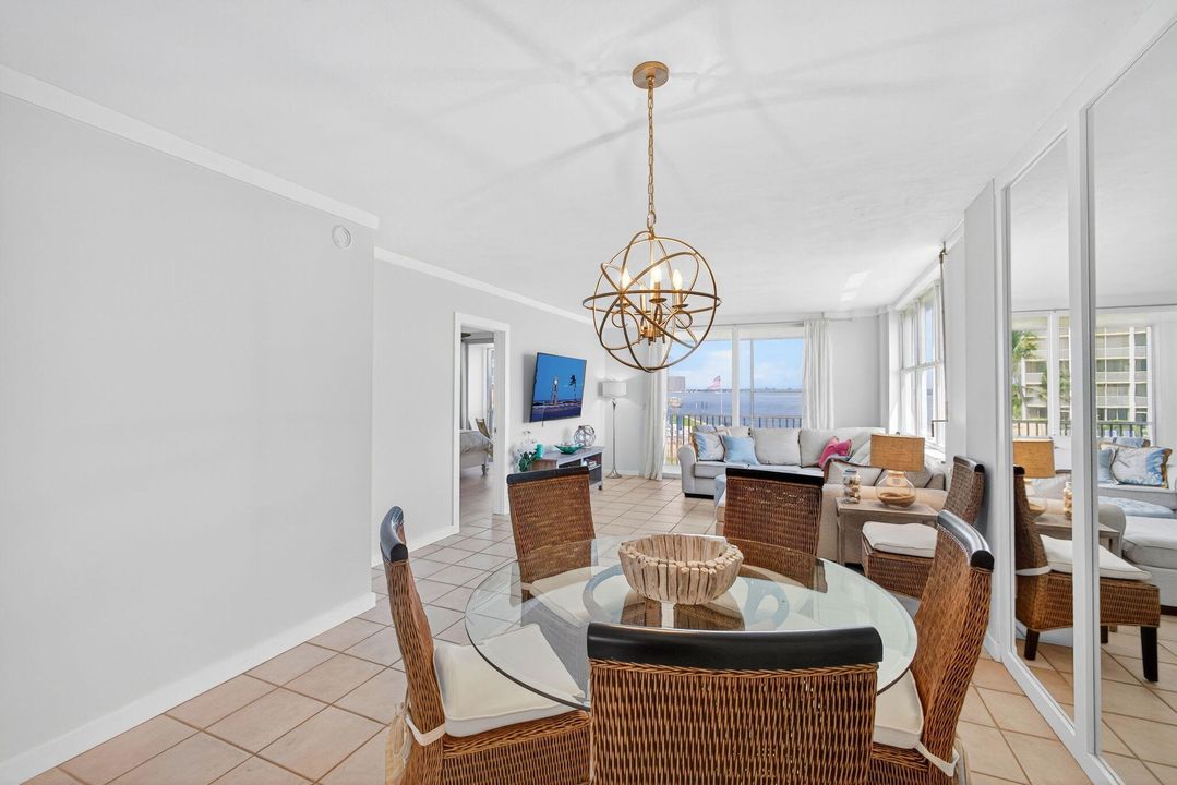 На продажу: $399,900 (2 спален, 2 ванн, 1261 Квадратных фут)