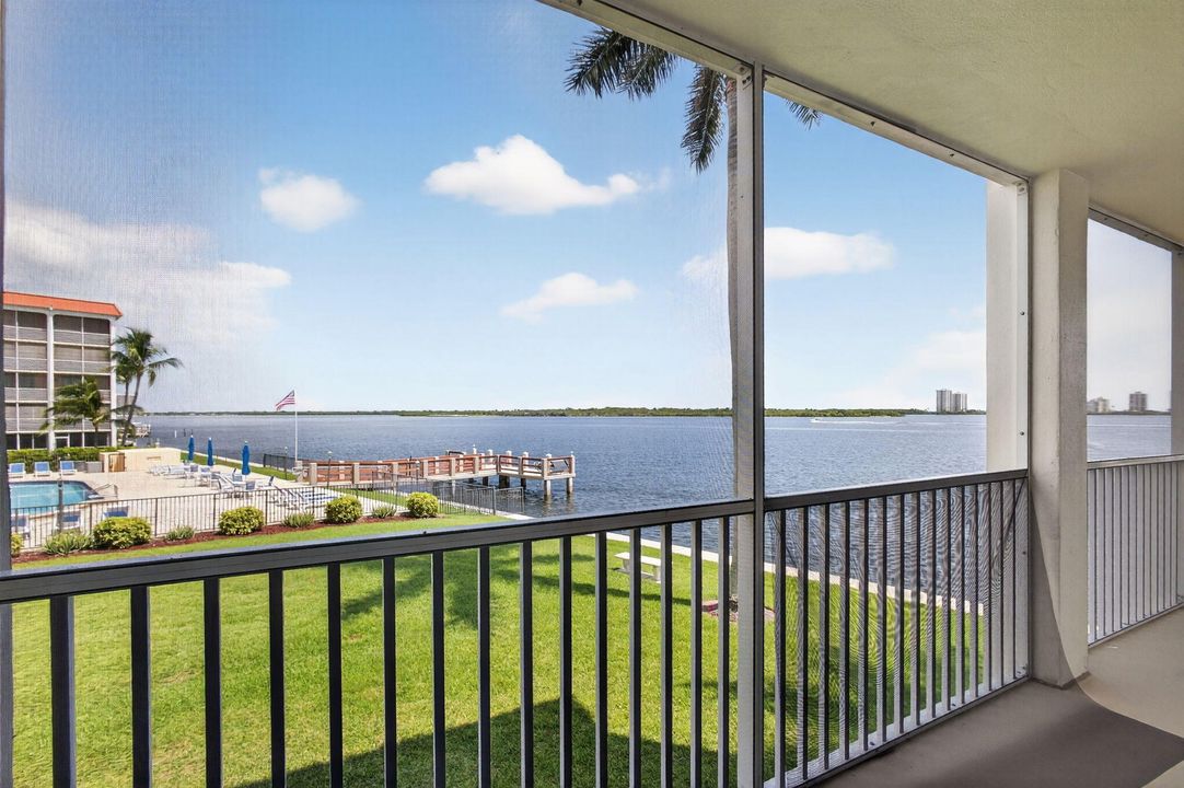 На продажу: $399,900 (2 спален, 2 ванн, 1261 Квадратных фут)