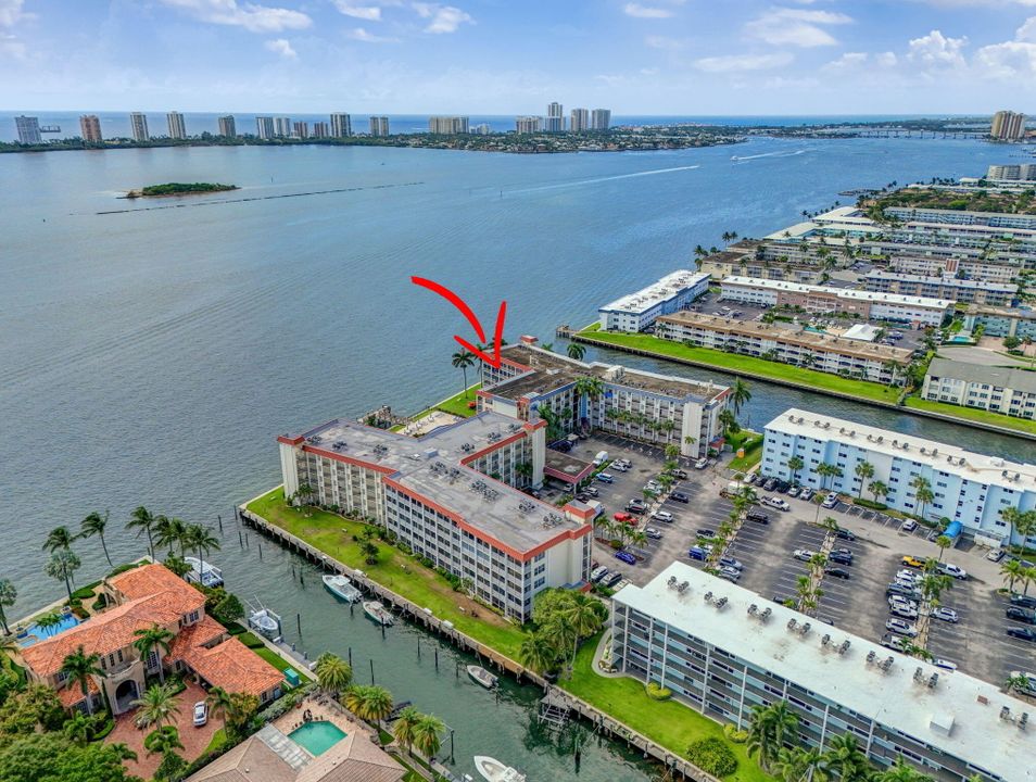 На продажу: $399,900 (2 спален, 2 ванн, 1261 Квадратных фут)