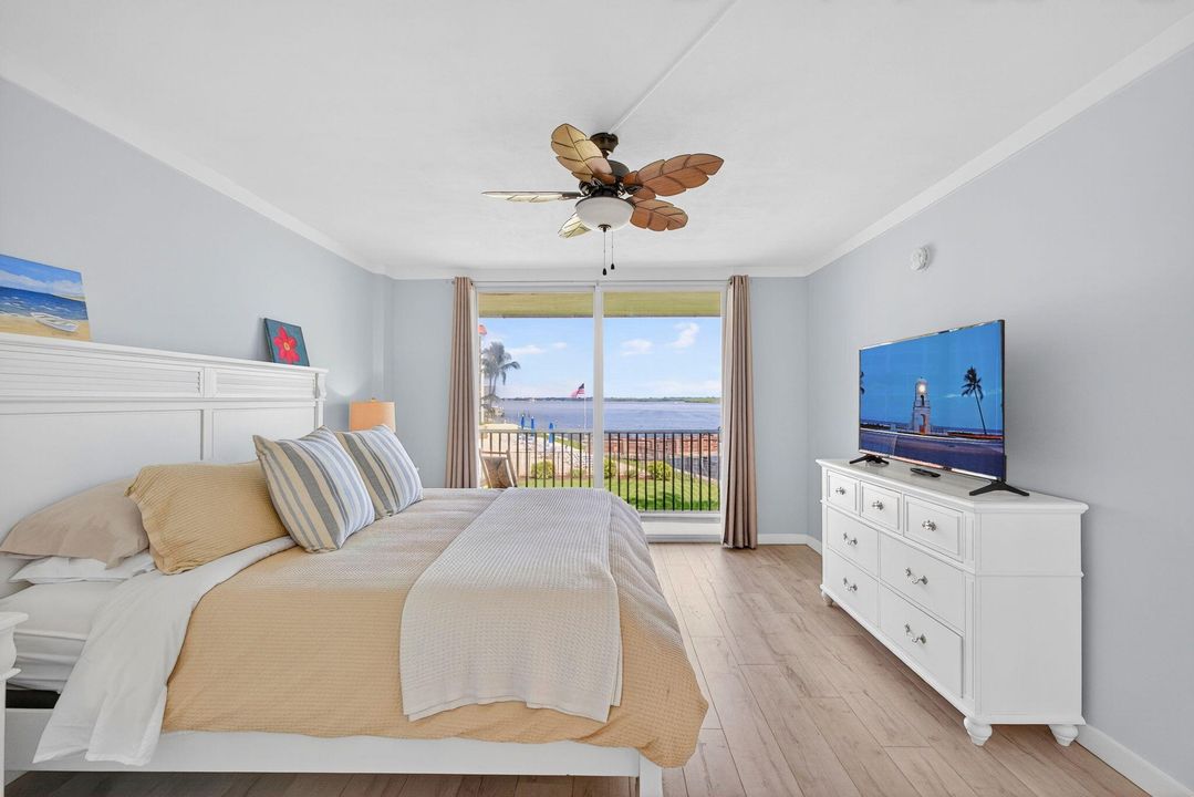 На продажу: $399,900 (2 спален, 2 ванн, 1261 Квадратных фут)