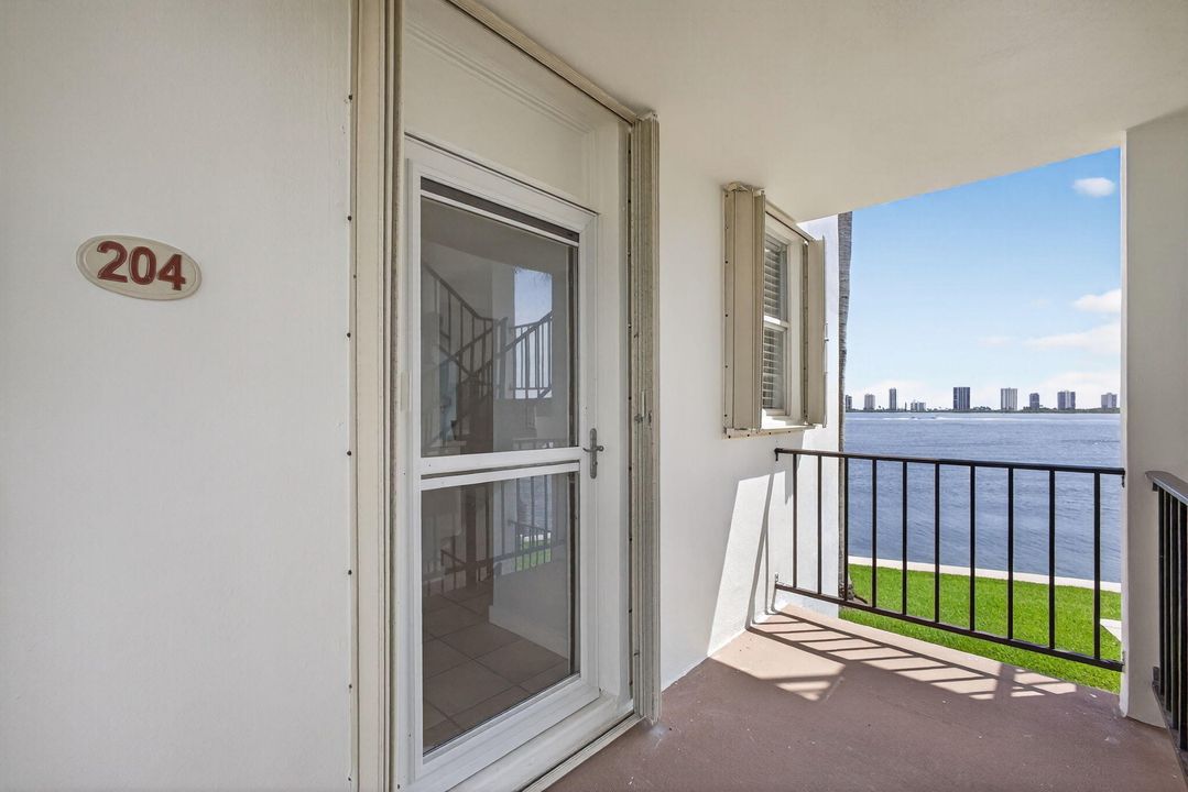 На продажу: $399,900 (2 спален, 2 ванн, 1261 Квадратных фут)