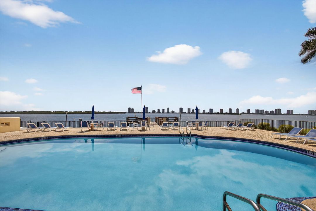 На продажу: $399,900 (2 спален, 2 ванн, 1261 Квадратных фут)