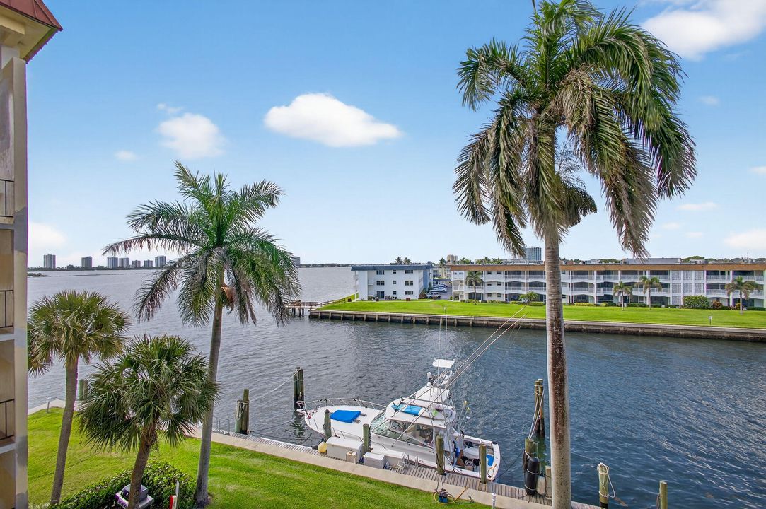 На продажу: $399,900 (2 спален, 2 ванн, 1261 Квадратных фут)