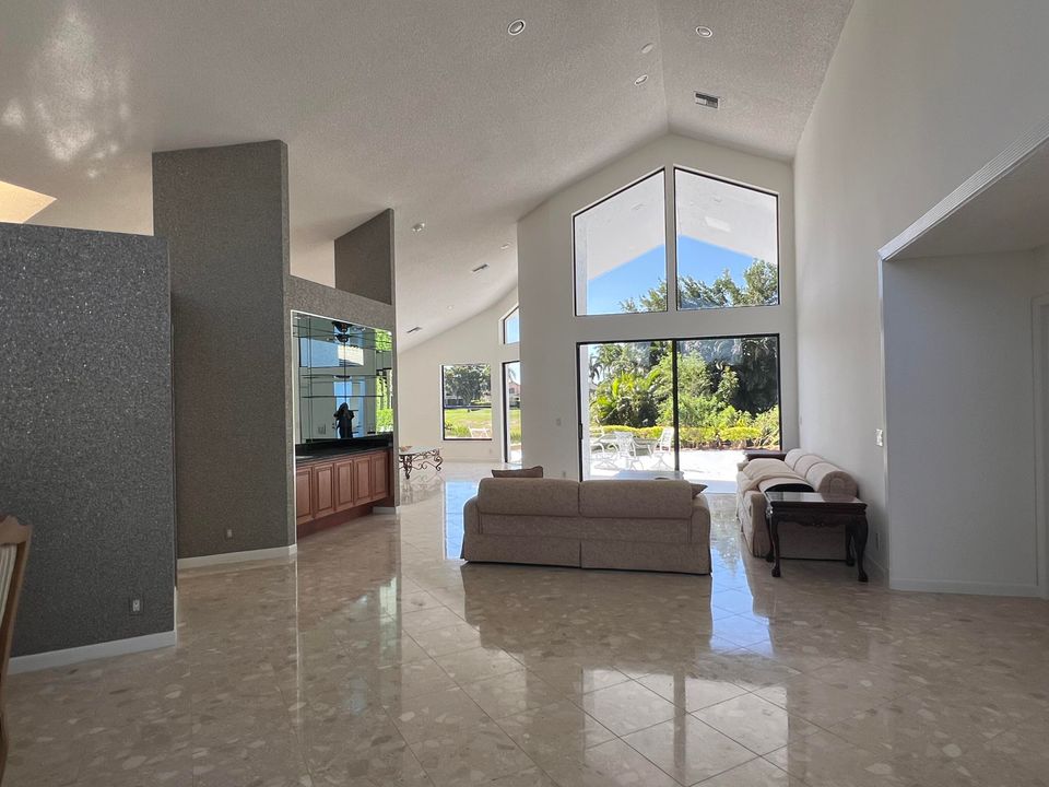 合同活跃: $729,900 (3 贝兹, 2 浴室, 2870 平方英尺)