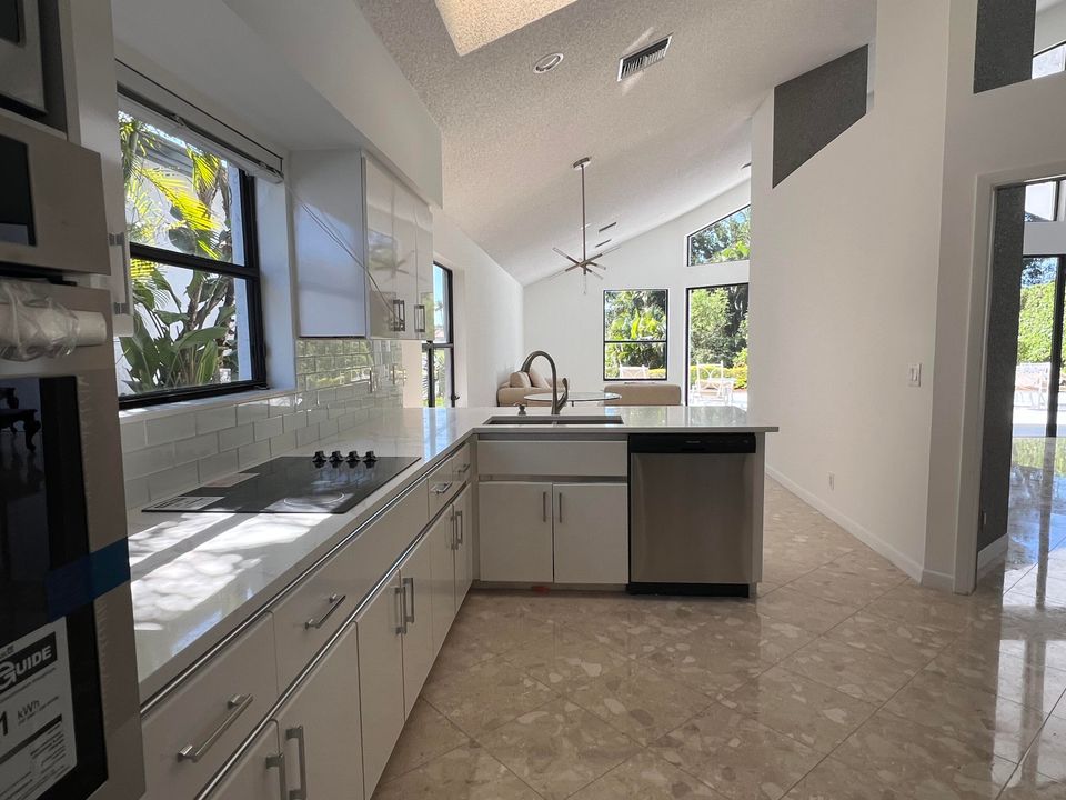 合同活跃: $729,900 (3 贝兹, 2 浴室, 2870 平方英尺)