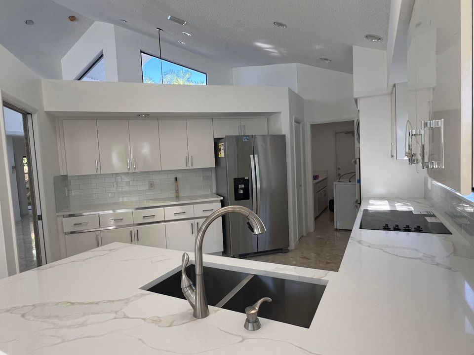 合同活跃: $729,900 (3 贝兹, 2 浴室, 2870 平方英尺)