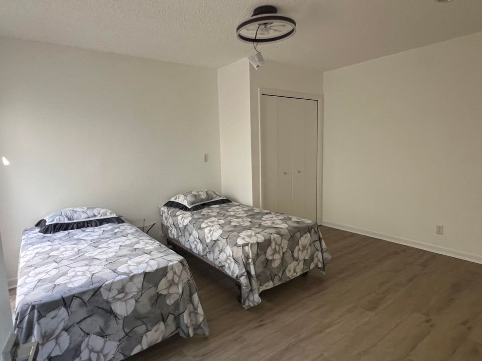 合同活跃: $729,900 (3 贝兹, 2 浴室, 2870 平方英尺)