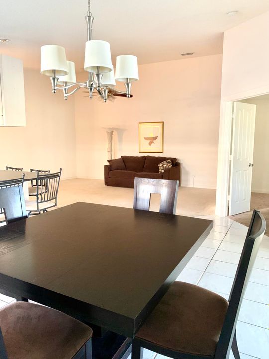 合同活跃: $339,000 (2 贝兹, 2 浴室, 1385 平方英尺)