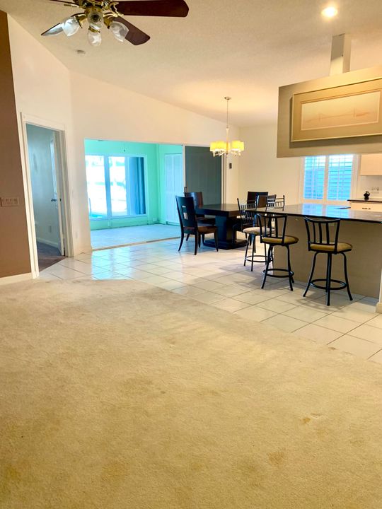 合同活跃: $339,000 (2 贝兹, 2 浴室, 1385 平方英尺)