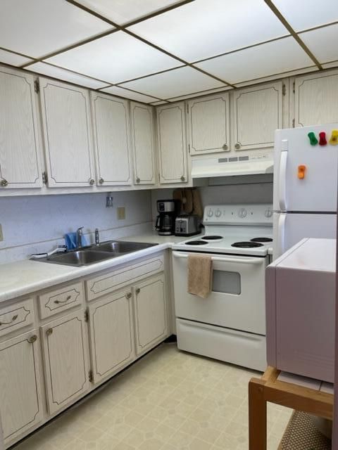 For Sale: $74,900 (1 beds, 1 baths, 612 Square Feet)