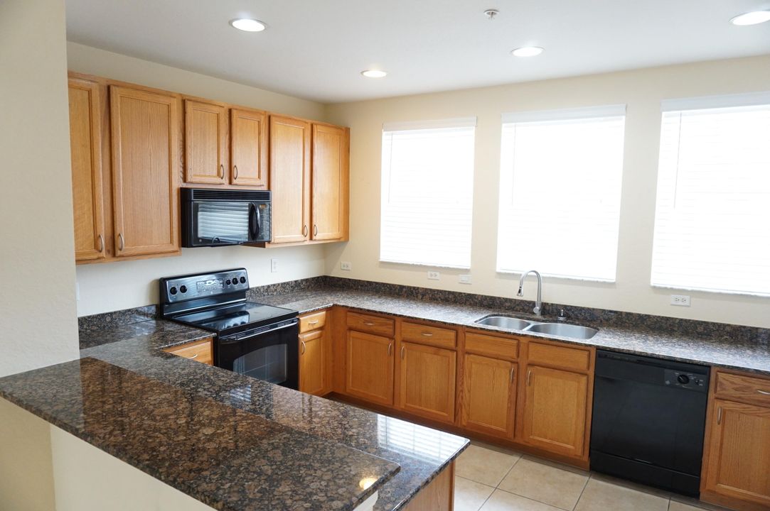 Activo con contrato: $2,450 (2 camas, 2 baños, 1448 Pies cuadrados)