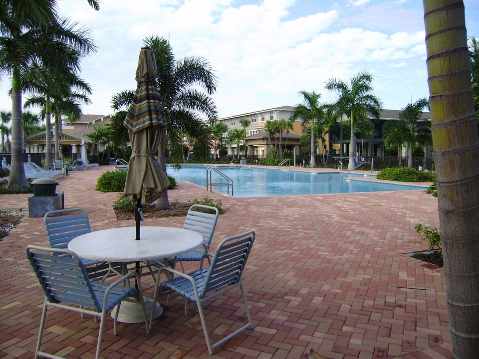 Activo con contrato: $2,450 (2 camas, 2 baños, 1448 Pies cuadrados)