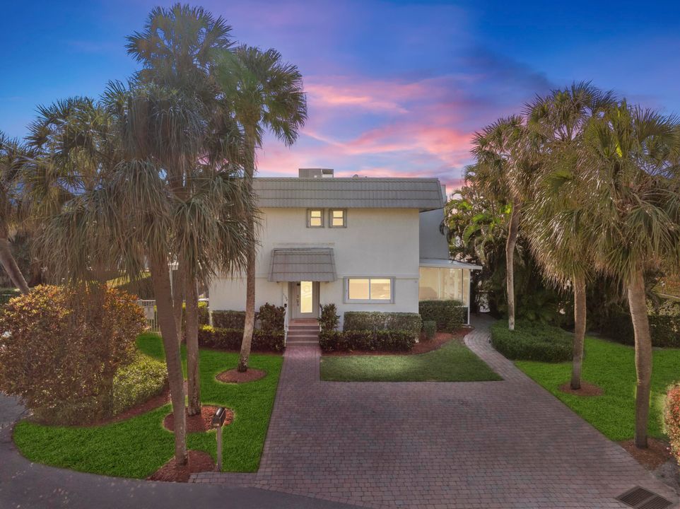 For Sale: $938,000 (2 beds, 2 baths, 1600 Square Feet)